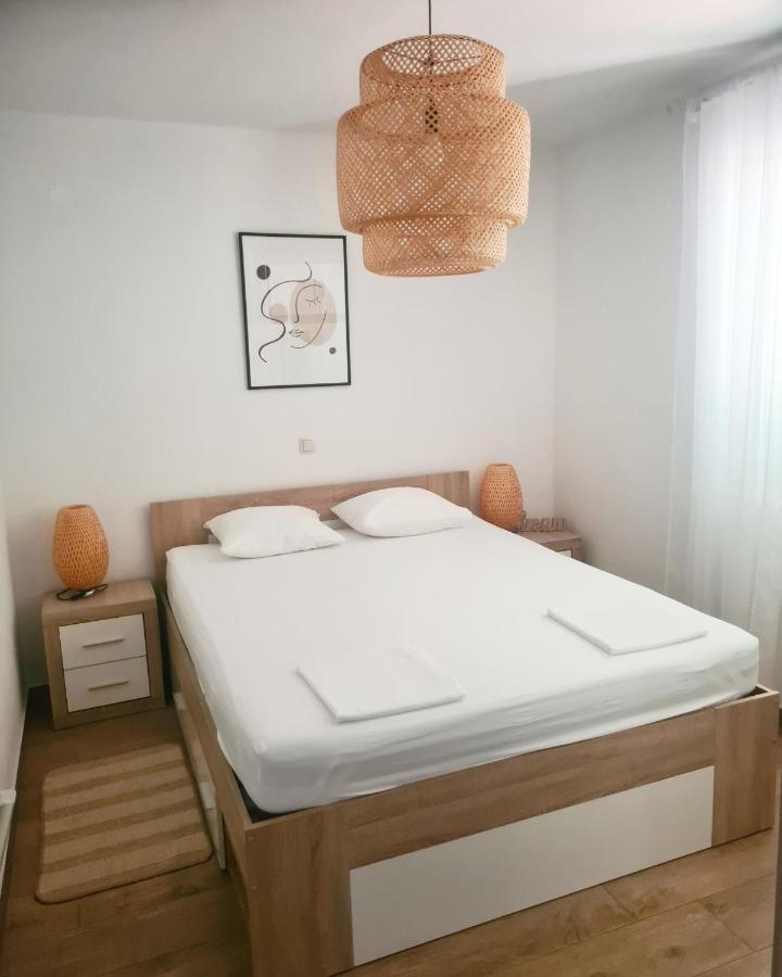 Hello Sunshine - Apartment On The Beach Zubovici Bagian luar foto